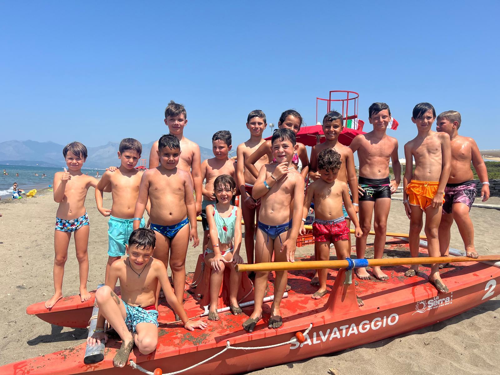 Bambini del campus estivo sulla spiaggia