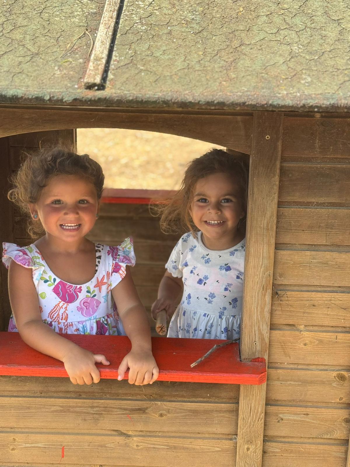 Bambine nell'area giochi