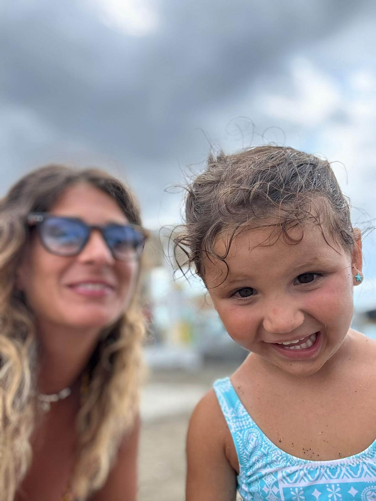 Bambina sorridente al mare