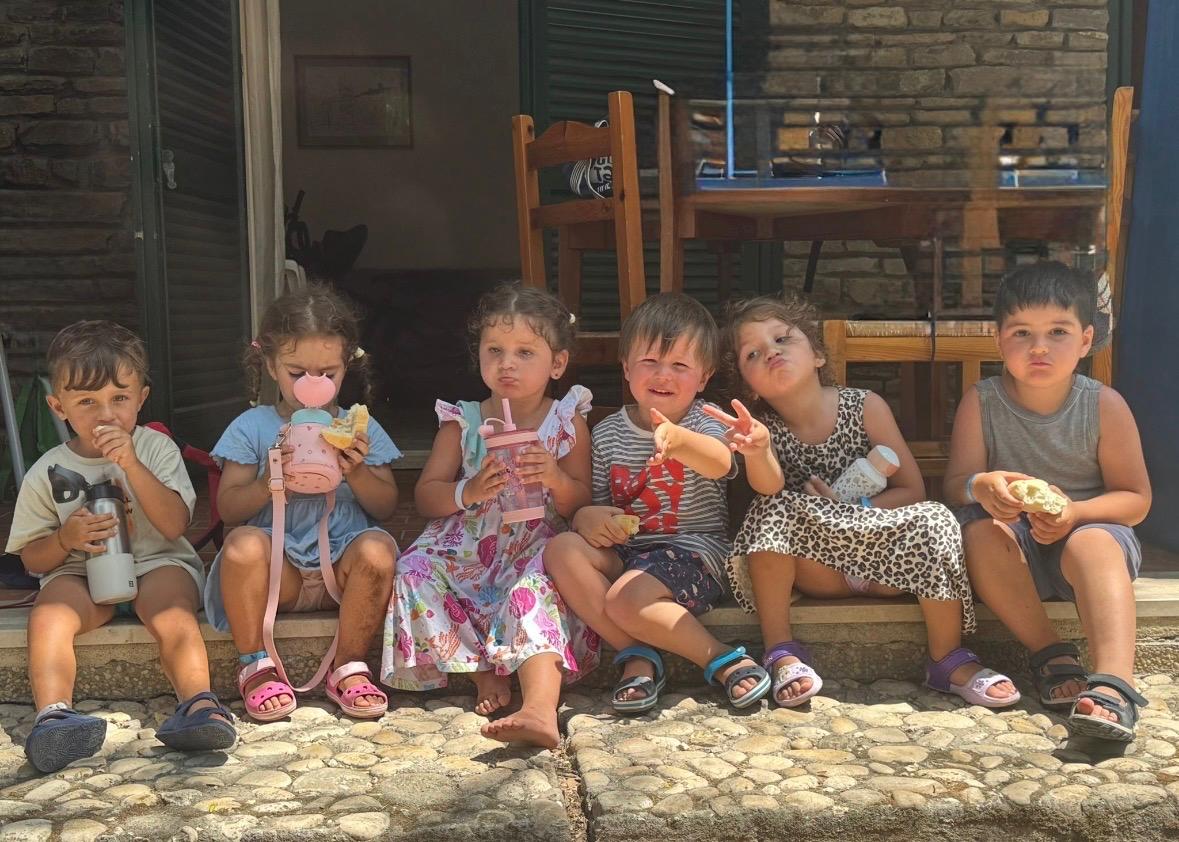 Bambini piccoli durante la merenda